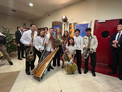 Algunos de los integrantes de la Orquesta de Instrumentos Reciclados Cateura junto a la Reina Sofía.