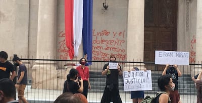 La manifestación realizada por las mujeres en setiembre con pintata a las paredes del Panteón.