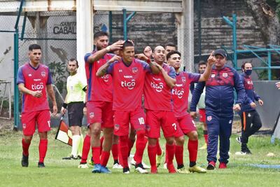 Festejo de Pedro González, luego del golazo que abrió el marcador a favor de Juventud. APF