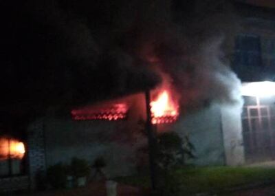 El incendio se originó en la parta baja de la vivienda.