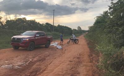 Pobladores de las compañías Pacheco y Ndavaru colocan bolsas de arena para evitar mayor erosión de la vía.