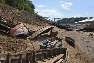 Bajo nivel del río Paraná en zona del puente de la Amistad.
