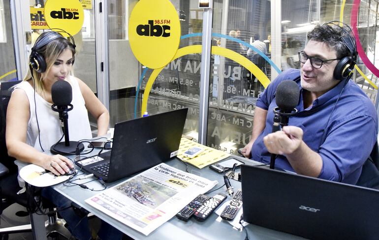 Letizia Medina y Diego Marini acompañan a la audiencia de la 98.5 ABC FM por las mañanas con “Tarde o temprano”.