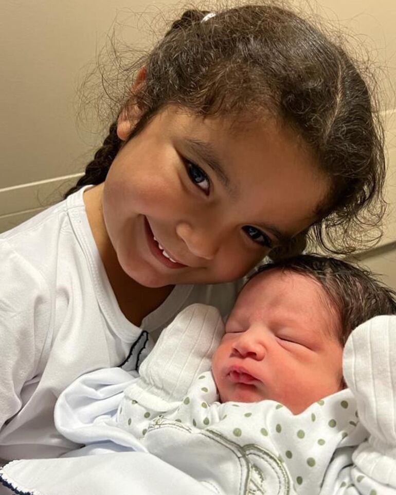 Pura ternura, Emma Abigail posando con su hermanito recién nacido. (Instagram/Brian Montenegro)