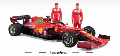 El español Carlos Sainz y el monegasco Charles Leclerc aparecen junto al nuevo Ferrari SF21, con una nueva unidad de potencia.