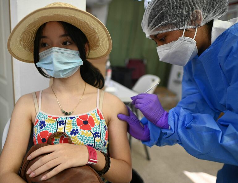 Una mujer recibe una dosis de la vacuna de Pfizer este viernes en la isla de Taboga, en Panamá.
