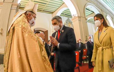 El arzobispo de Asunción, Edmundo Valenzuela (izq.), saluda a Mario Abdo y a Silvana López M.