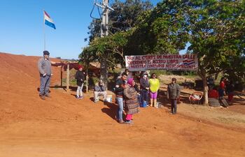 Una de las carpas montadas por los pobladores afectados por la desvío de la Ruta Py 02