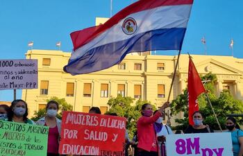 Mujeres se concentraron en la Plaza de la Democracia.