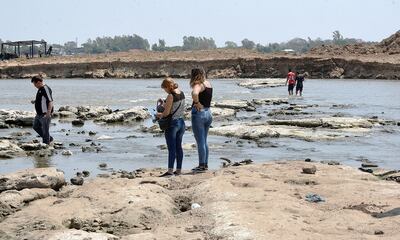 Un brazo del río Paraguay en la zona de Remanso, con las rocas a la vista, que genera  la curiosidad de la ciudadanía.