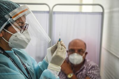 Un trabajador de salud prepara una jeringa para inocular a un voluntario con una vacuna COVID-19 producida por el chino Sinopharm durante su ensayo en el Centro de Estudios Clínicos de la Universidad Cayetano Heredia en Lima.
