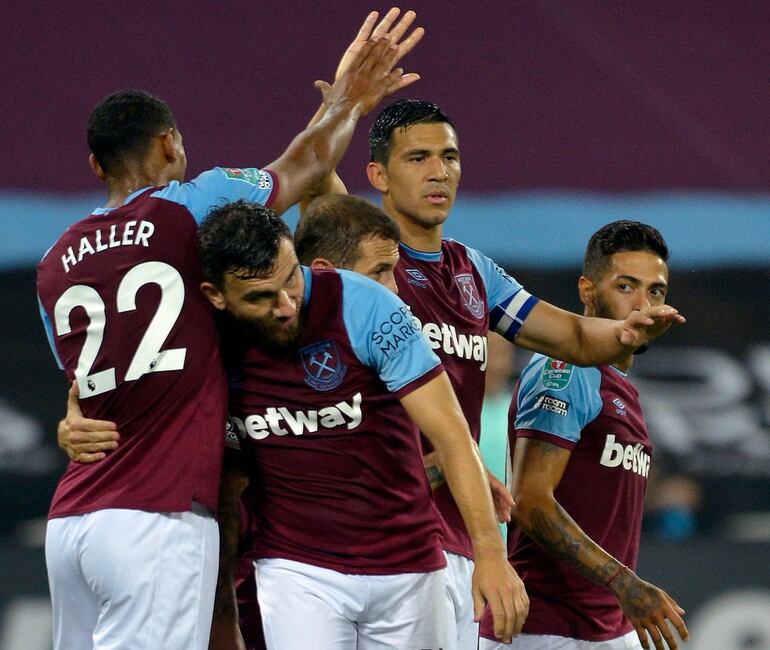Fabián Balbuena (de frente), en el festejo de un gol del West Ham.