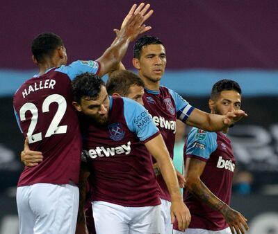 Fabián Balbuena (de frente), en el festejo de un gol del West Ham.