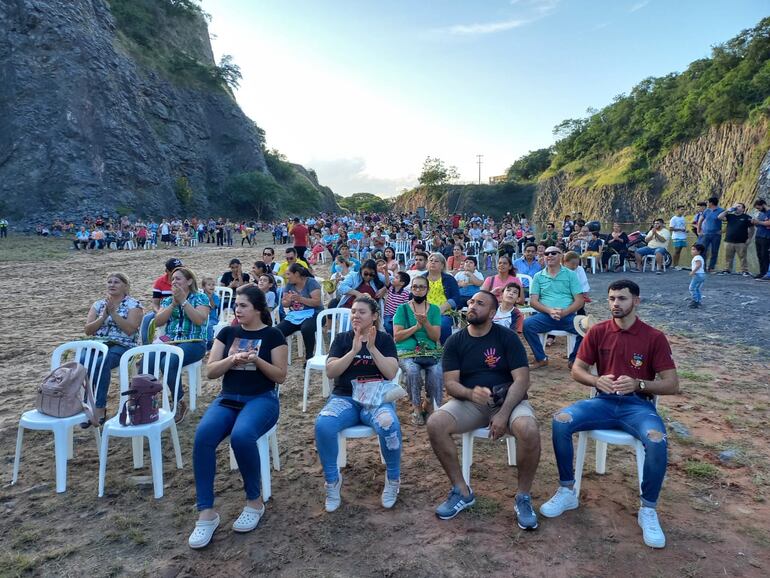 Participantes del momento del cántico de alabanzas.