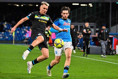 Patric (i), defensor español de Lazio, se dispone a despejar el balón ante la presencia de Khvicha Kvaratskhelia, delantero georgiano del Napoli, durante el partido que disputaron ayer.