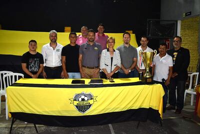 El presidente Luis Antonio Vidal (centro) con parte de su comisión directiva, durante la asamblea del 31 de enero.