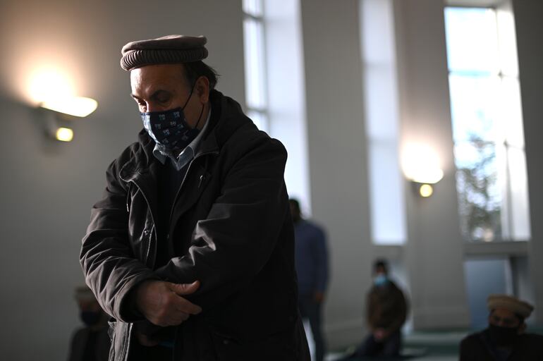 Un hombre con mascarilla durante una oración en una mezquita en Londres.
