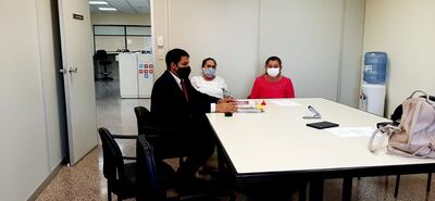 El abogado de la querella, Rolando Aquino, acompañado de Delasnieve Montenegro y Francisca Benítez, madres de las víctimas, momentos previos a la audiencia preliminar en el juzgado de garantías número cuatro. La audiencia se pospuso para febrero del año próximo.