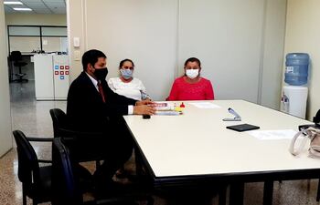 El abogado de la querella, Rolando Aquino, acompañado de Delasnieve Montenegro y Francisca Benítez, madres de las víctimas, momentos previos a la audiencia preliminar en el juzgado de garantías número cuatro. La audiencia se pospuso para febrero del año próximo.