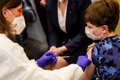 Un niño es vacunado contra el coronavirus (Covid-19),  en el Red Town Hall en Berlin,  Alemania.
