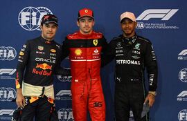El monegasco Charles Leclerc (c) parte en punta, delante de Sergio Pérez (i) y Lewis Hamilton.