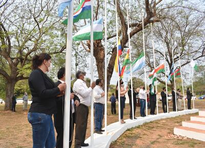 Intendentes y representantes de comunas de los 20 distritos izan las banderas de los municipios cordilleranos.