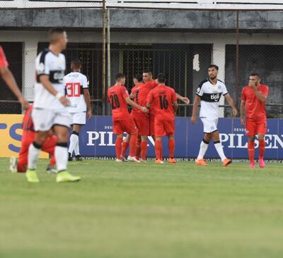 Bogarín (#28) celebra el tanto de Óscar Cardozo.
