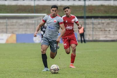 Fernando de la Mora utilizó la camiseta alternativa (gris) y prestó a Sportivo Iteño la indumentaria titular (roja). Foto: APF
