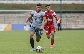 Fernando de la Mora utilizó la camiseta alternativa (gris) y prestó a Sportivo Iteño la indumentaria titular (roja). Foto: APF
