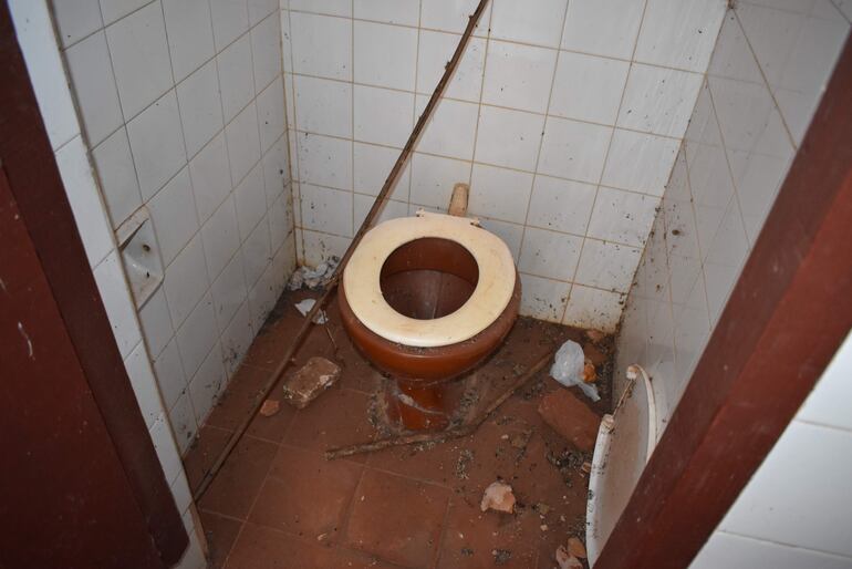 En estas condiciones se encuentra un baño de la escuela 14 de Julio.