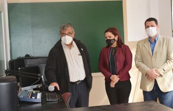 Autoridades de la Universidad Nacional del Este visitaron la futura radio FAFI.