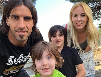 El charrúa en familia: su señora, Estafe Ania Craciun, y los hijos, Lucio (el más pequeño) y Mássimo, disfrutando de un nuevo momento de la vida en Italia, donde la pandemia del covid-19 golpeó fuertemente. El zurdo jugó también en Sol de América en 2015.