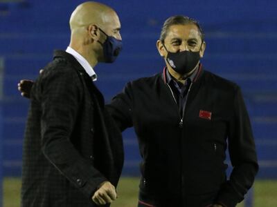 Ramón Díaz (d) saluda a Sergio Orteman en la previa del partido en Villa Elisa.