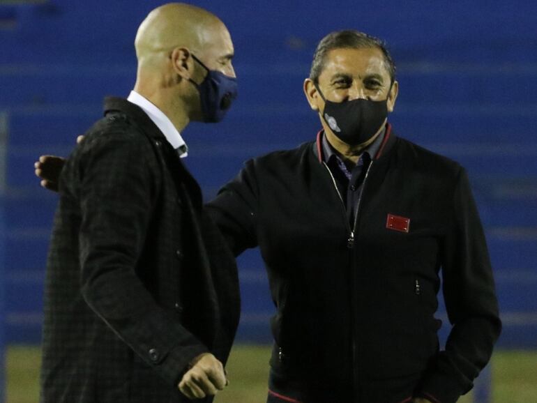 Ramón Díaz (d) saluda a Sergio Orteman en la previa del partido en Villa Elisa.