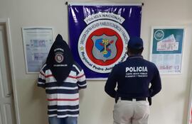 El extranjero fue detenido con billetes falsos.