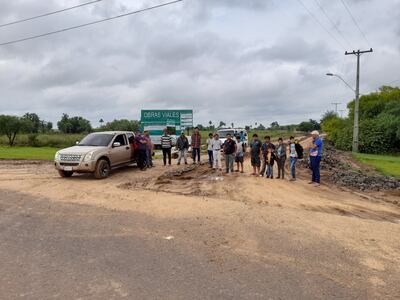 Manifestación en la Isla Yasyretá, los lugareños piden que avance más rápido los trabajos viales.
