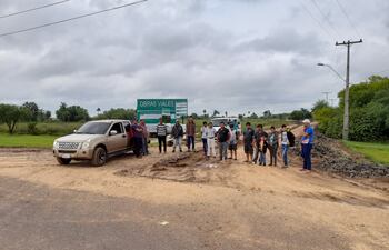 Manifestación en la Isla Yasyretá, los lugareños piden que avance más rápido los trabajos viales.
