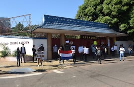 Frente al colegio Chiang Kai-shek, padres y estudiantes protestaron ayer contra el cierre de la institución.