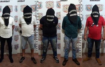 Los cinco detenidos estaban a bordo de un vehículo y con armas de fuego.