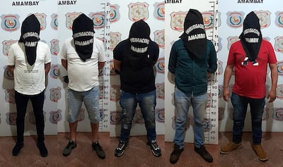 Los cinco detenidos estaban a bordo de un vehículo y con armas de fuego.