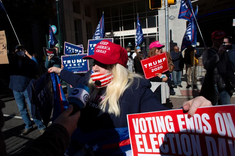 Partidarios del presidente Donald Trump protestan en Filadelfia, Pensilvania.