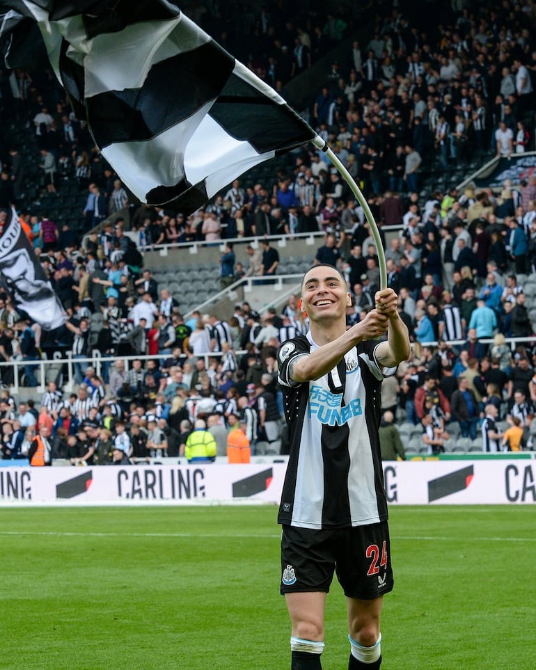 Miguel Almirón hace flamear una bandera del Newcastle, que ganó ayer y tiene prácticamente asegurada su permanencia en la Premier.