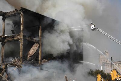 Bomberos trabajan en la zona de la explosión.