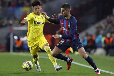 El delantero del FC Barcelona, Ferran Torres (d), disputa el balón ante el centrocampista paraguayo del Cádiz, Santiago Arzamendia, durante el encuentro correspondiente a la jornada 22 que disputaron ayer Domingo en el estadio del Camp Nou, en Barcelona. EFE / Andreu Dalmau.