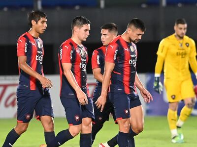 Los jugadores de Cerro Porteño retirándose del campo de juego al finalizar el primer tiempo del partido contra Tacuary por el torneo Apertura del fútbol paraguayo.