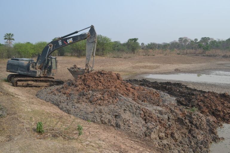 Maquinaria del Comando de Ingeniería levanta el lodo de uno de los tajamares de Toro Pampa.