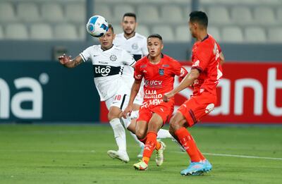 Derlis González en uno de los varios intentos por llegar a anotar. EFE