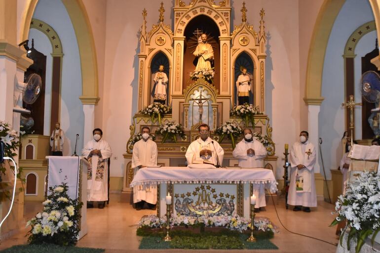 Monseñor Pedro Collar Noguera presidió la misa en San Ignacio.