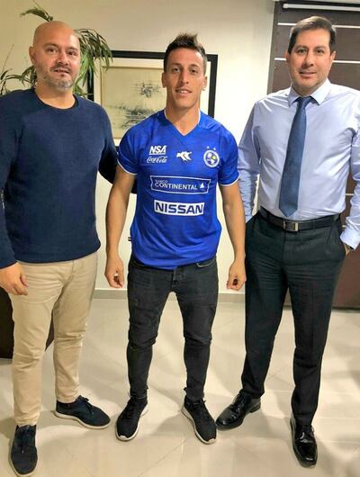 Ignacio Colombini posa con Carlos Giagni y Miguel Figueredo, tras firmar su contrato.