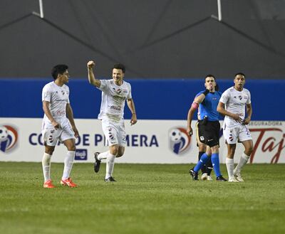 Puño derecho arriba de Facundo Bruera (23 años), acompañado por David Fleitas (25). Esta vez el festejo del gol del argentino fue más medido. En Villarrica, a uno de los jugadores alternativos se le había ido la mano.